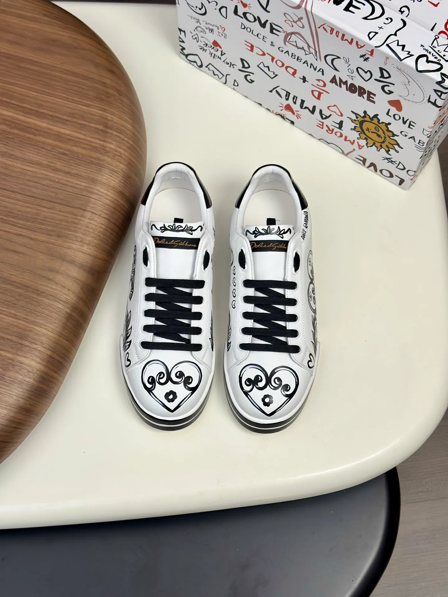 New product 💰900 DG Dolce & Gabbana men's shoes 💰ortofino graffiti calfskin sneakers ♞size; 39~44 (customized 38.45.46) Iconic men's shoes 💰ortofino series of sneakers, classic and timeless style, now presented with fashionable details. The calfskin engraved DG logo is a subtle finishing touch. Men's shoes💰ortofino calfskin sneakers: